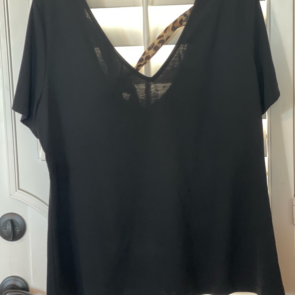 Plus size shirt it’s new without tag it’s black & back has a leopard print tie